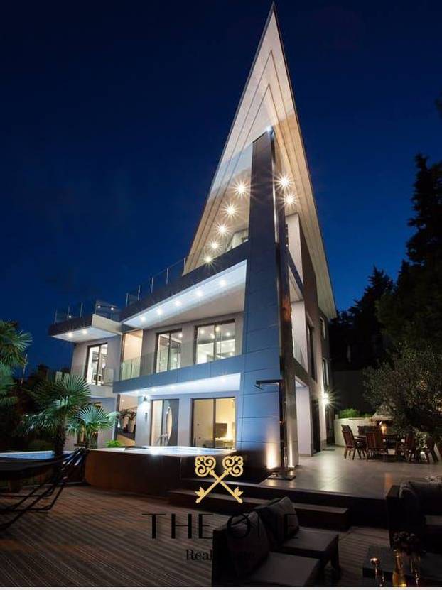 FOTO Ekskluzivnu vilu u Opatiji prodaju za 3,9 mil. eura: Unutra sve bliješti od stotina lampica!