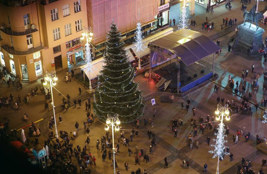 Počeo Advent u Zagrebu: Prva svijeća svijetli na glavnom trgu