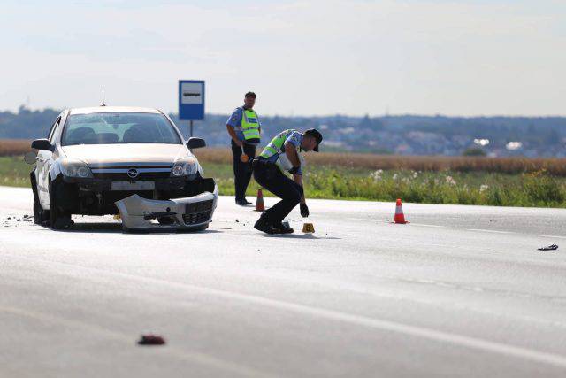 Motociklist pretjecao auto pa se frontalno sudario s drugim