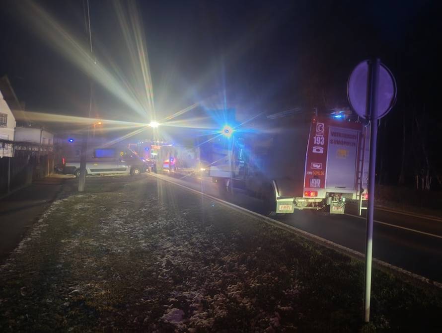 FOTO Dramatične scene iz Suhopolja: Auto završio na krovu. Vozač je bio zarobljen