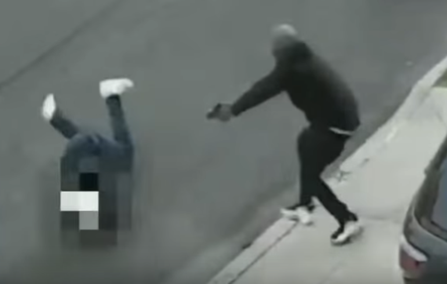 Dramatična snimka: Mafijašu pucao u glavu usred bijela dana