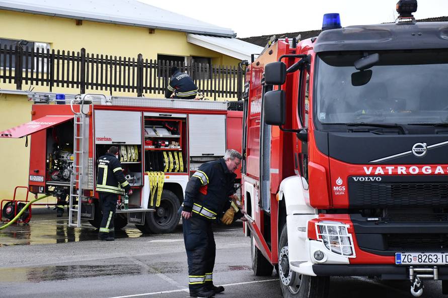 FOTO Gorjelo krovište sale za vjenčanje u Kutjevu, požar gasilo 26 vatrogasaca...