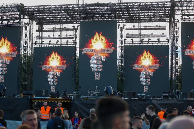 Sinj: Thompsonovi obožavatelji čekaju početak koncerta na hipodromu