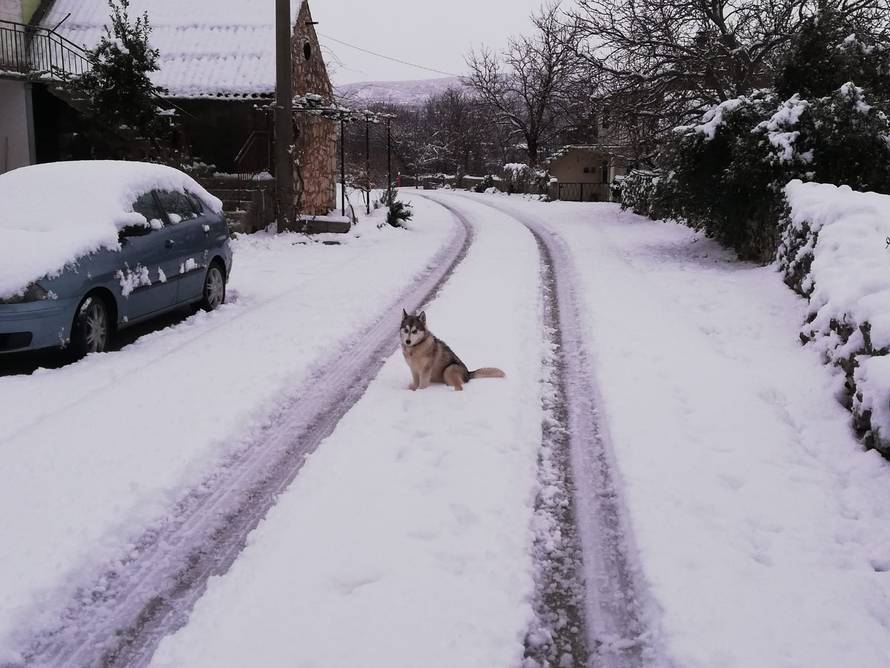 Dalmacija zametena: Snijeg u Zagori, zabijelili se Brač i Šolta