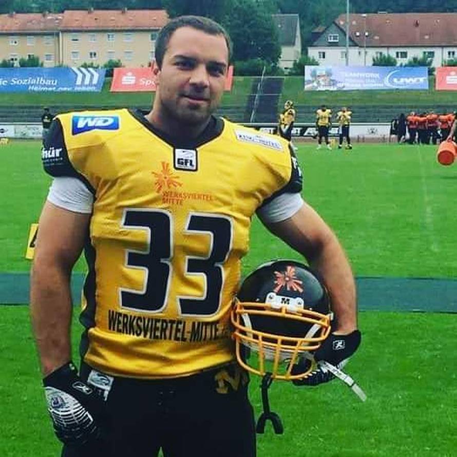 Nekad MMA prvak, a sada igra američki nogomet i rastura bob