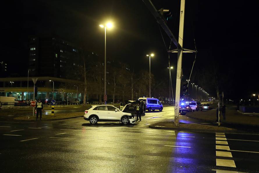 Policijski kombi prevrnuo se na bok: Dvoje ozlijeđenih u Audiju