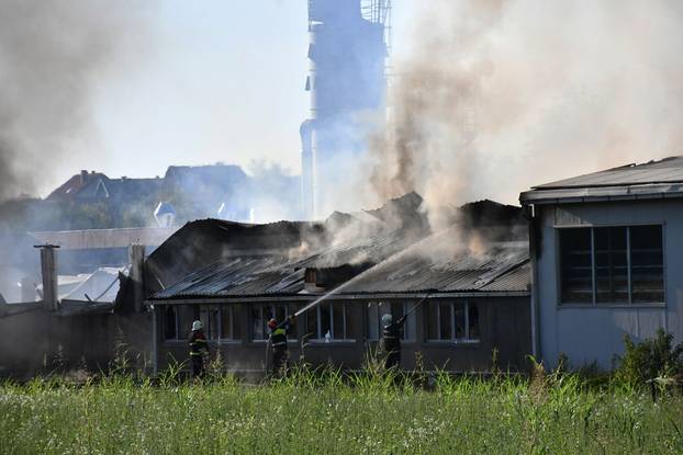 FOTO Buktinja 'progutala' halu tvornice Windor kod Pleternice