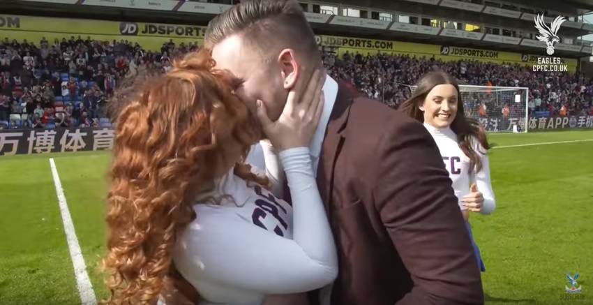 Zaprosio cheerleadericu pred cijelim stadionom, rekla je - da