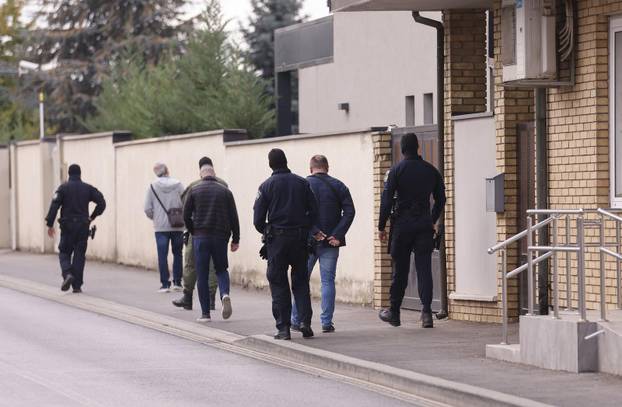 Čepin:  Policija i djelatnici USKOK-a ispred kuće Dragana Bakovića zvanog Bambur