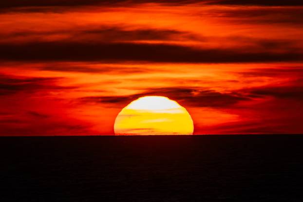 Vela Luka: Zalazak sunca promatran sa trajekta Oliver