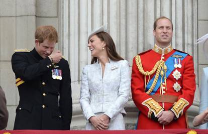 Harry, Kate i William 'umirali' od smijeha na kraljičinoj paradi