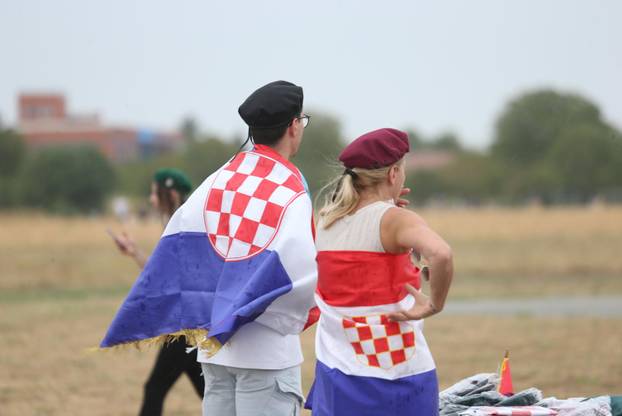Vukovar: Mnogobrojni obožavatelji Thomsona su krenuli pristizat u posljepodnevnim satima 