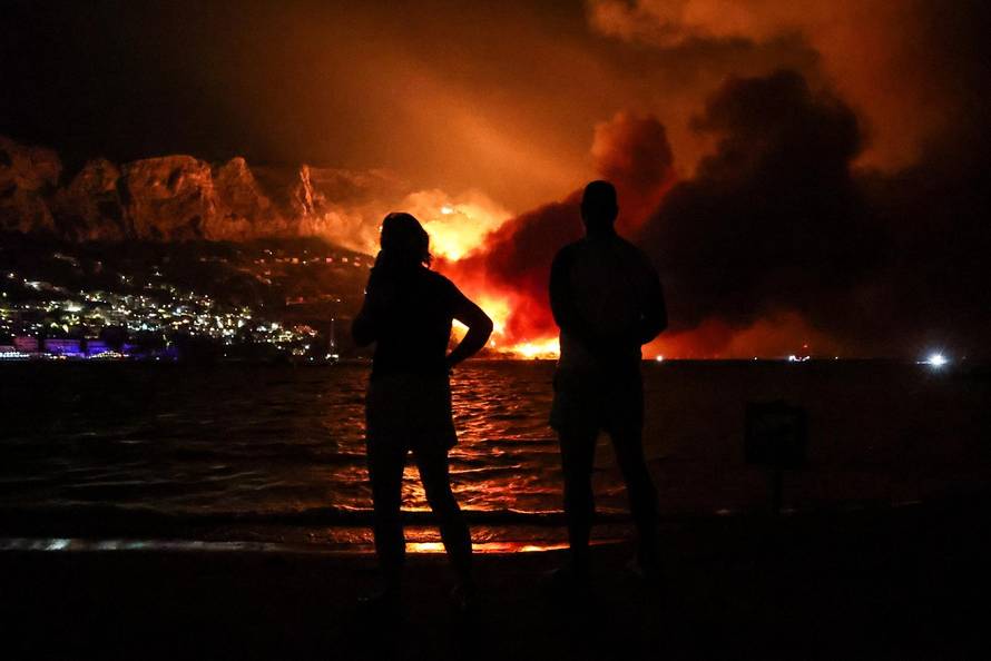 Požar kod Omiša: Evakuiran velik broj turista i mještana, pred vatrogascima je besana noć