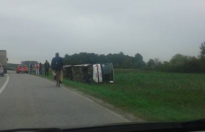 Zbog kiše: Autobus sletio s ceste pa se prevrnuo na bok