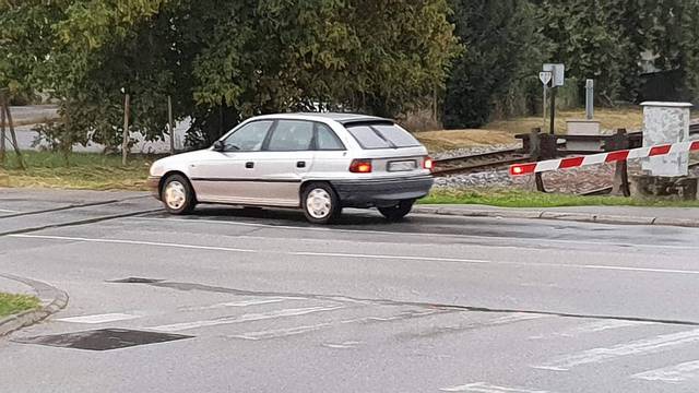 'Zbunjeni' vozač stao između rampi, maknuo se u zadnji tren