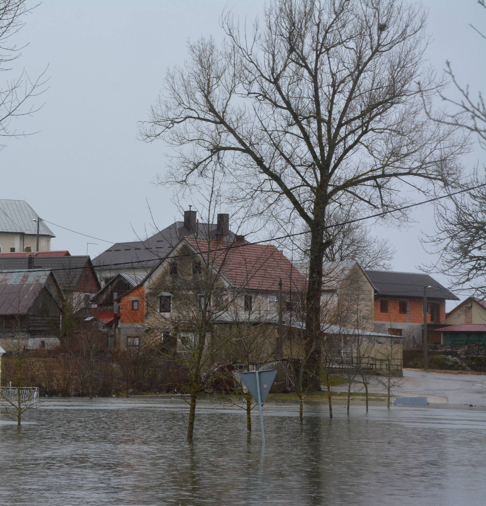 U Kosinju poplavljeno 30 kuća, Sava opasno prijeti Jasenovcu