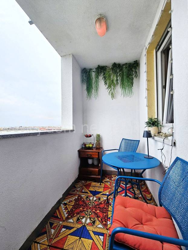 FOTO Prodaje se 'egzotični' stan u Zagrebu. Flamingosi, palme i disco u 36m2! Cijena mu je hit...