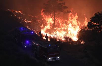 FOTO  Vatrogasci u paklu požara diljem Dalmacije: Herojski gasili cijelu noć, dolazili i iz Zagreba