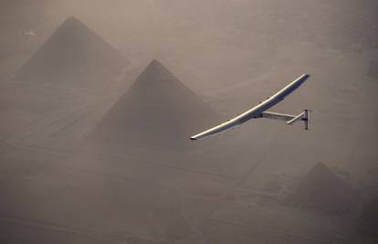 Nakon obilaska piramida, avion na solarni pogon stigao u Kairo