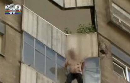 Skočio sa zgrade, zapeo za balkon i samo slomio nogu