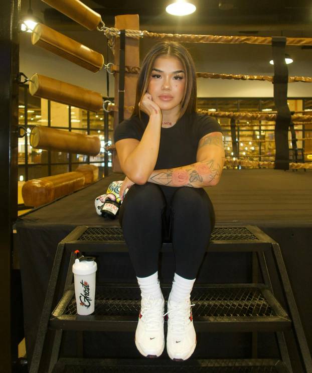 FOTO Atraktivna borkinja UFC-a i Playboyeva zečica snimile su kako se hrvaju. Fanovi u ekstazi