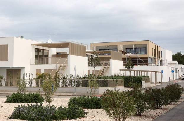 Šibenik: Novoizgrađene vile na plaži Rezalište u Brodarici