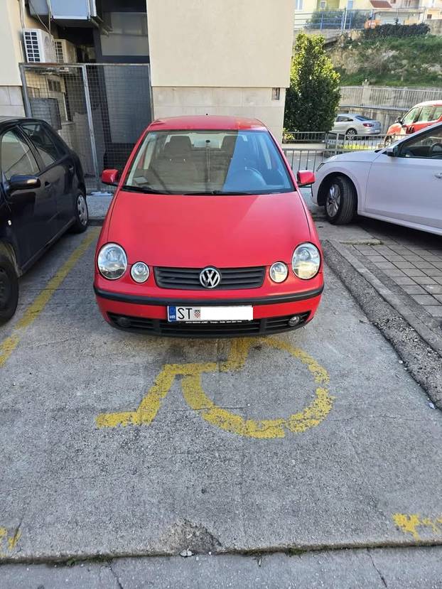 FOTO Tko to tamo pjeva, ups... parkira. Ovako to Hrvati rade, neki uzmu mjesto i invalidima...