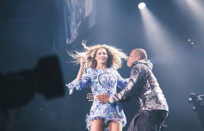 Beyonce se šokirala: Jay Z joj se na koncertu prišuljao s leđa