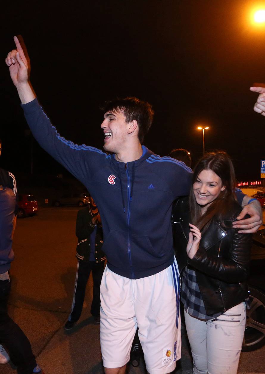 Zagreb: Dario Šari? naslov prvaka ABA lige proslavio u zagrljaju djevojke Karle