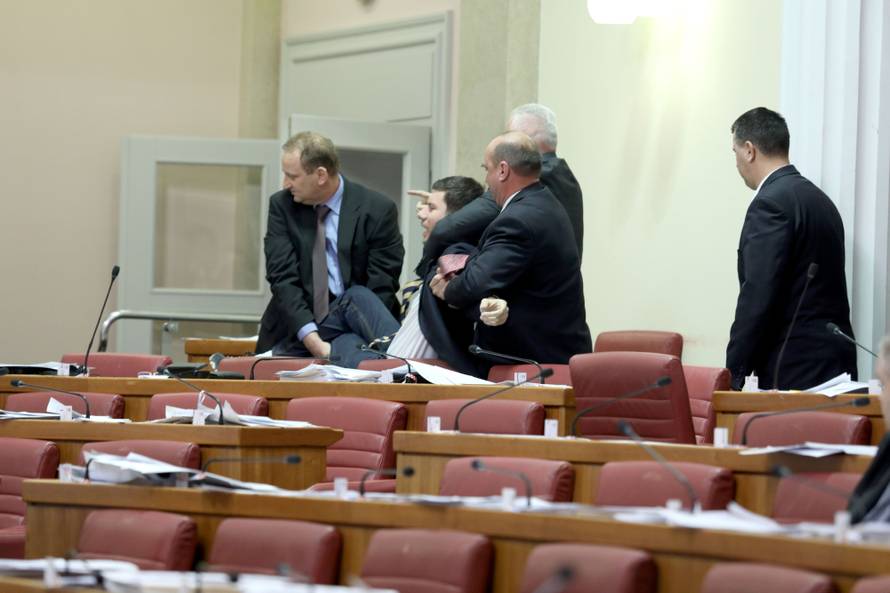 Culej  opsovao i  napao Pernara: 'Balavac jedan, sram te bilo!'