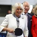 VIDEO Kraljica Camilla i prva dama Francuske zaigrale stolni tenis: Pogledajte kako im je išlo