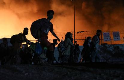 Drama na Lezbosu: Vatra guta kamp, tisuće migranata bježi, neki od njih imaju koronu