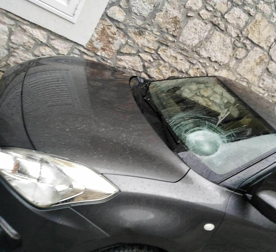 Načelnici Vele Luke netko je razbio vjetrobransko staklo na autu: 'Neće me ovo pokolebati'