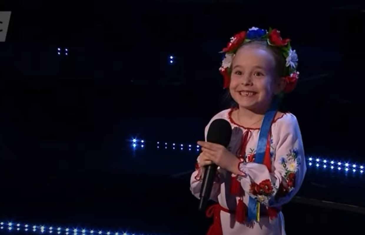Curica (7) koja je u bunkeru pjevala pjesmu iz 'Frozena', oduševila je publiku u Walesu