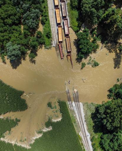 FOTO Situacija kod Šoderice sve je gora, voda potopila vagone