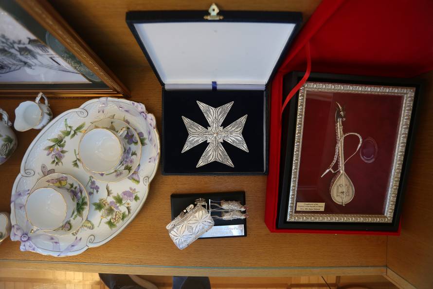 Kolindine zlatne krune: Dobila je i Putinove raskošne rupce...