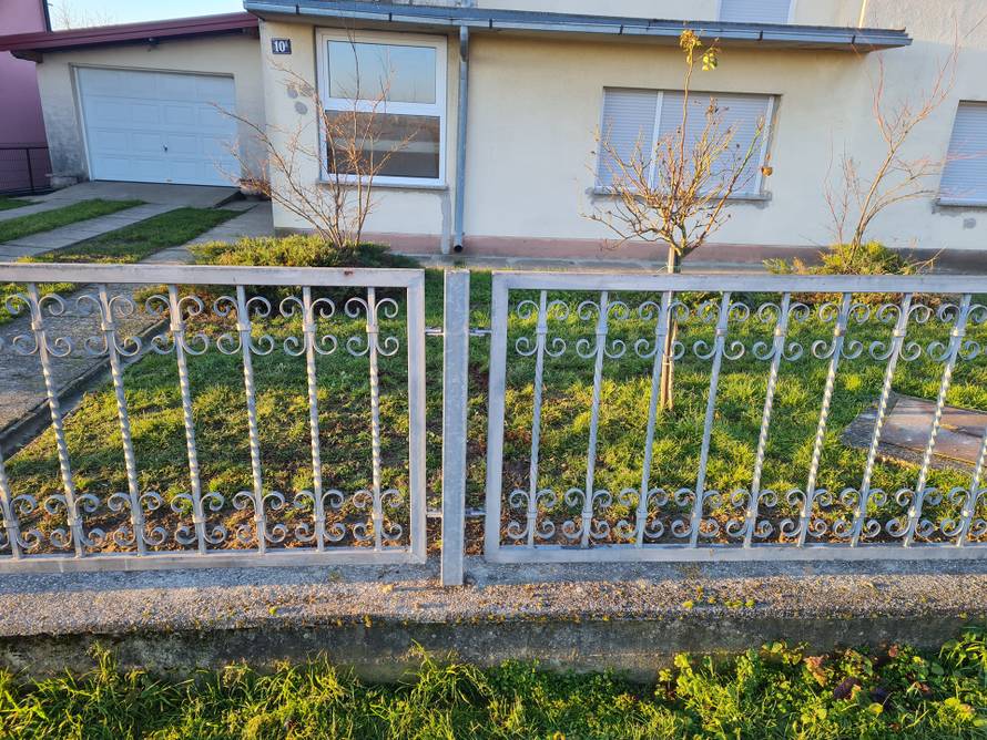 Tragovi strave u Bjelovaru: Tu je udario pješaka autom? Tijelo je preko ograde palo u dvorište