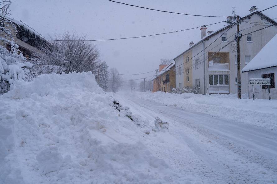 U Vrhovinama i Babinom Potoku palo je oko 50 do 80 cm snijega 