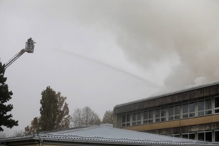 VIDEO Osnovna škola u Zagrebu gorjela više od dva sata, jedan vatrogasac je lakše ozlijeđen