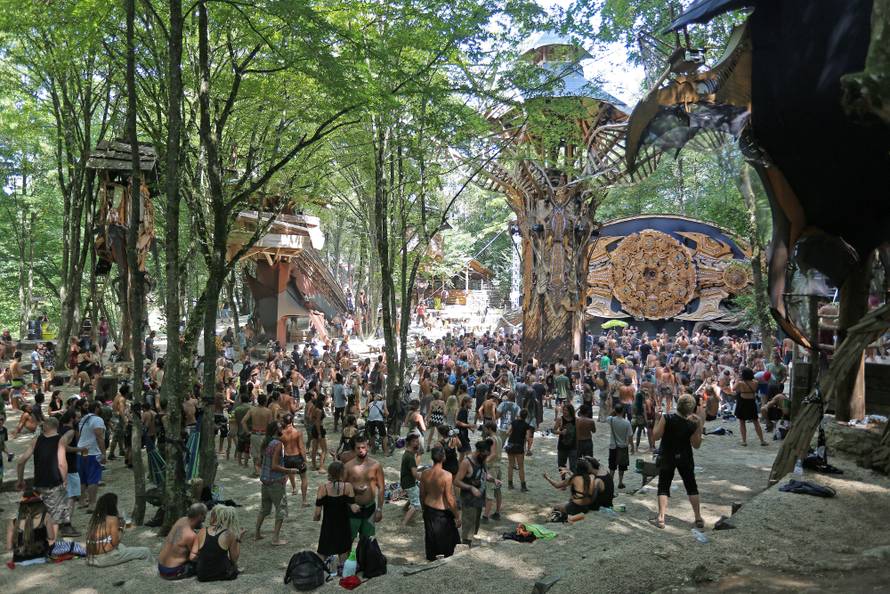 Gole grudi i psihodelija: Počeo Momento Demento na Mrežnici