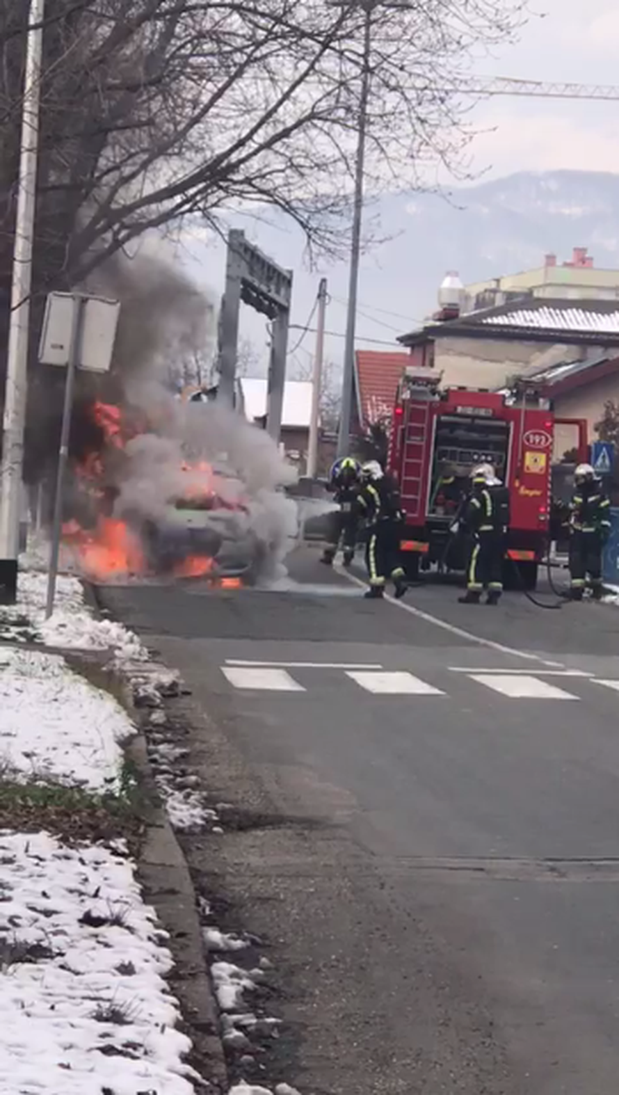 Video: Zapalio se auto u vožnji na zagrebačkim Srednjacima