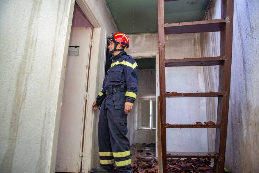 Požar na Pelješcu zaustavljen, u blizini Metkovića i dalje gori