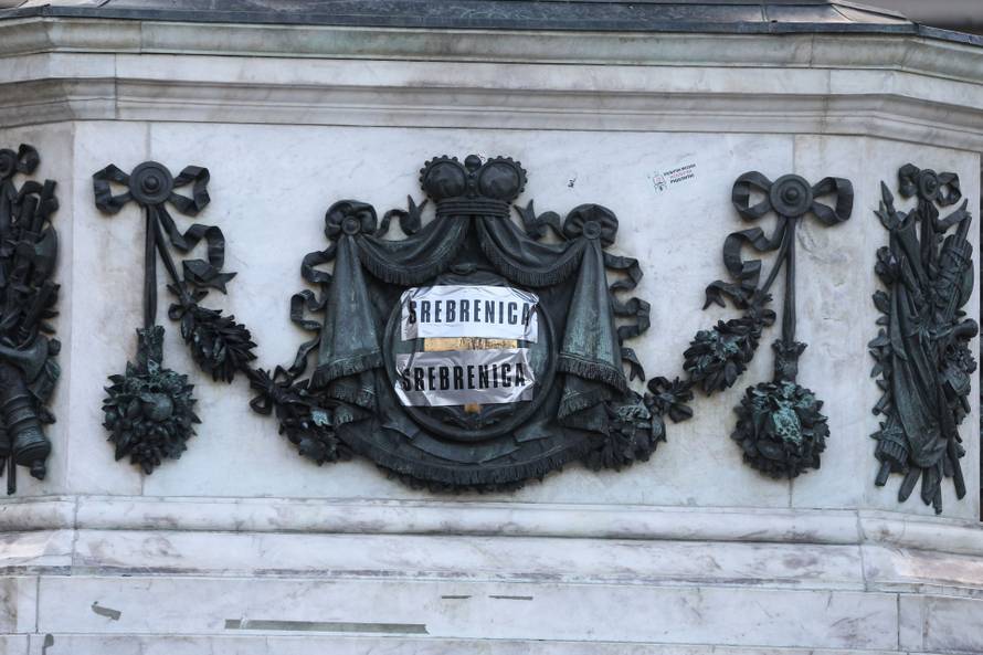 Beograd: Povodom 30. godišnjice genocida u Srebrenici, Žene u crnom organizirale su stajanje u crnini i šutnju na Trgu Republike