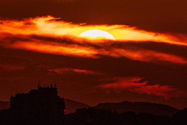 Mravince: Pogled na Split i zalazak sunca iza tmurnih oblaka