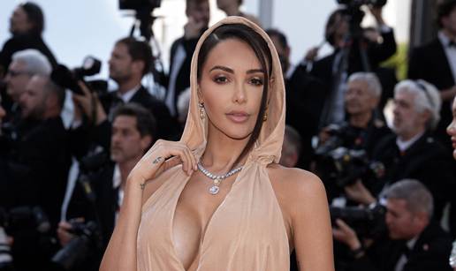 Svi su je gledali! 'Francuska Kim Kardashian' je servirala dubok dekolte na festivalu u Cannesu