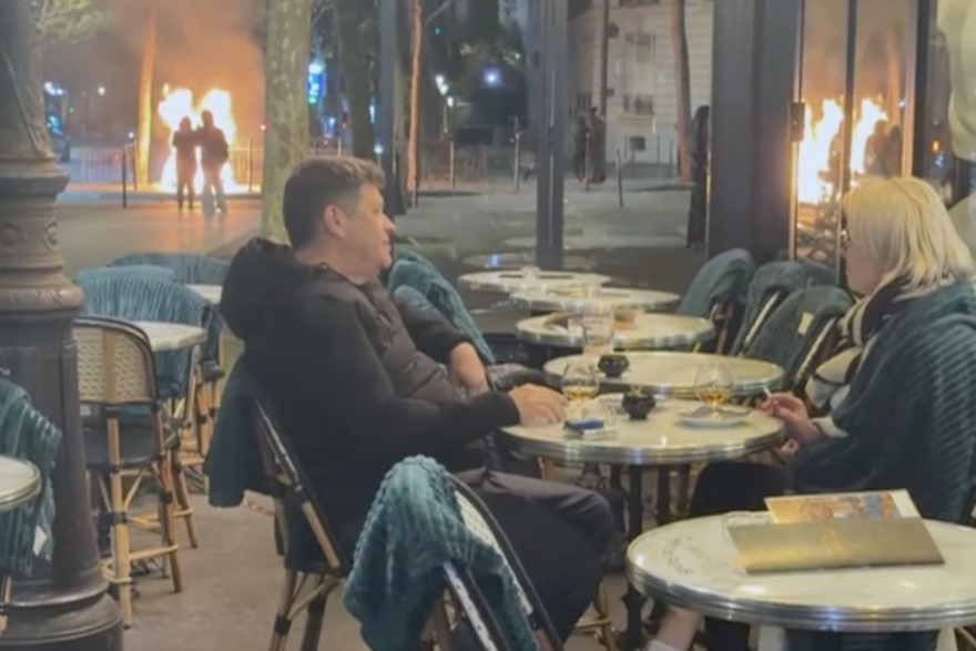 Par u&zcaron;iva u kafi&cacute;u u Parizu a oko njih kaos
