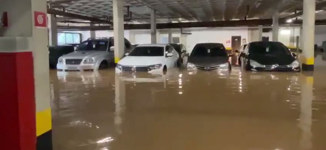 Obilne kiše potopile Sao Paulo: Građani se penjali na krovove...