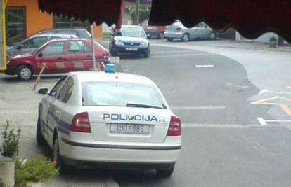 Policajac parkirao auto na nogostup i otišao