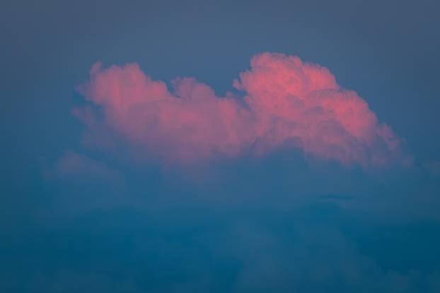 Split: Pogled na izlazak punog Mjeseca iznad planine Perun