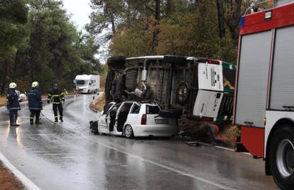 Dvoje ozlijeđenih u 'penjanju' kombija na krov auta u Istri